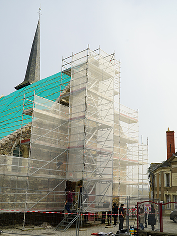 Façade de l'Eglise de Savennières durant ses travaux de rénovation