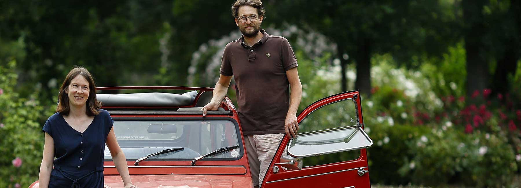 Couple en 2CV sur le chemin de la rose