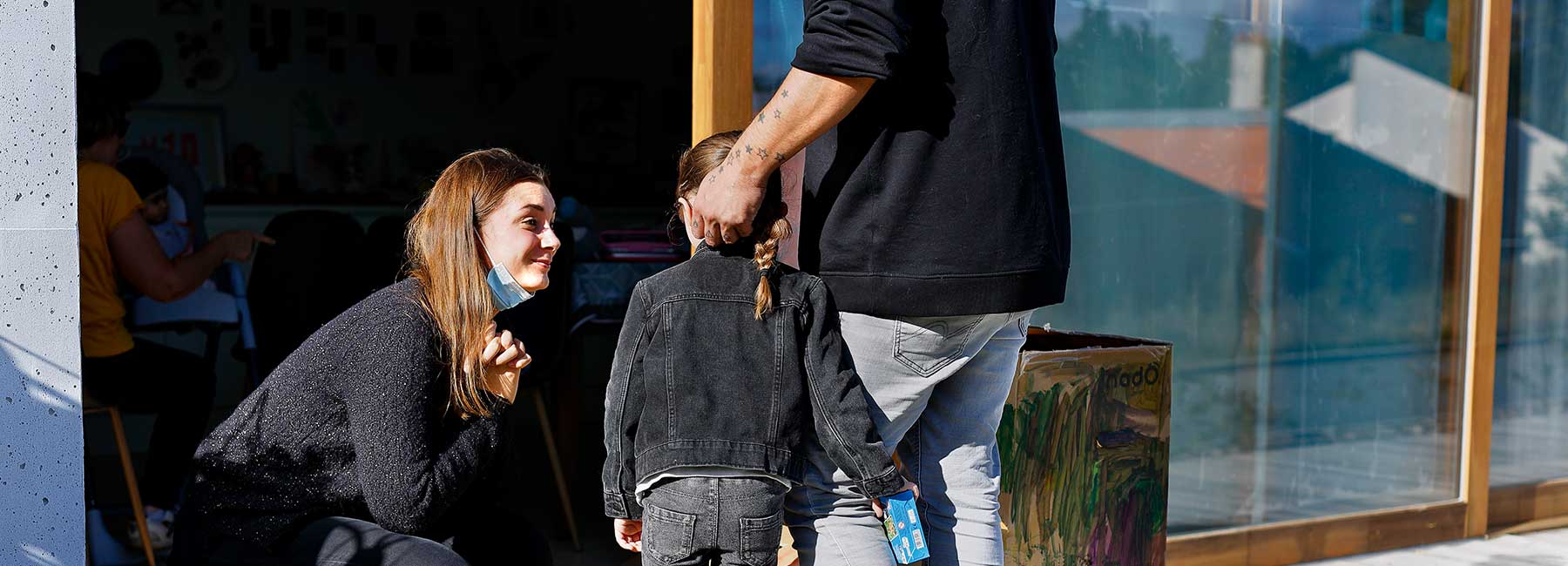 Rencontre en un enfant et une professionnelle de la petite enfance