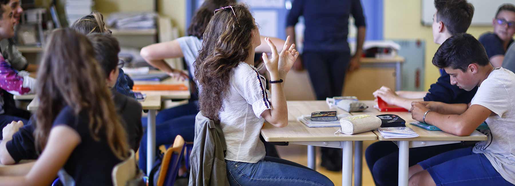 Groupe de collégiens en classe