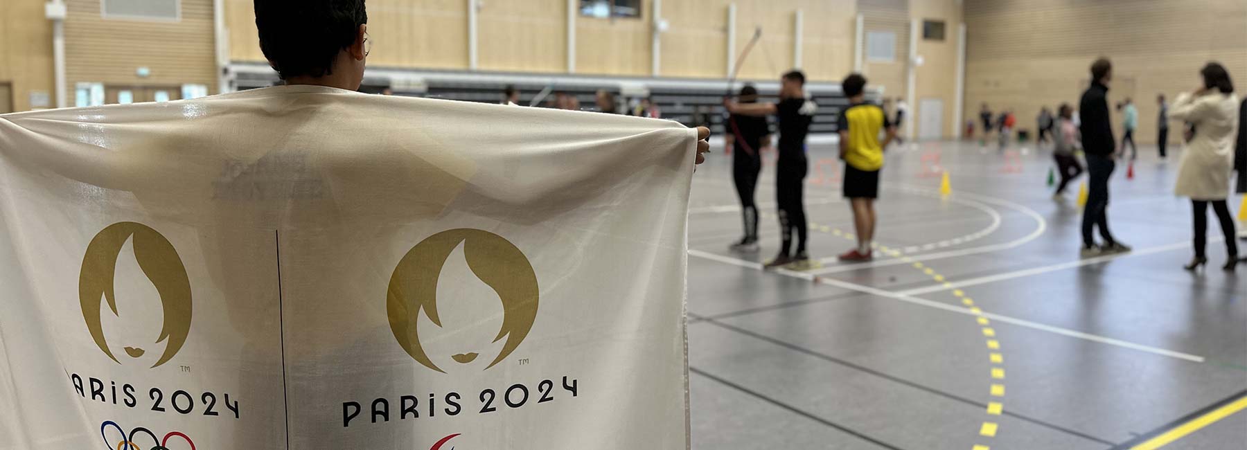 Présentation des drapeaux officiels des JO2024 lors d'un cous d'EPS au collège