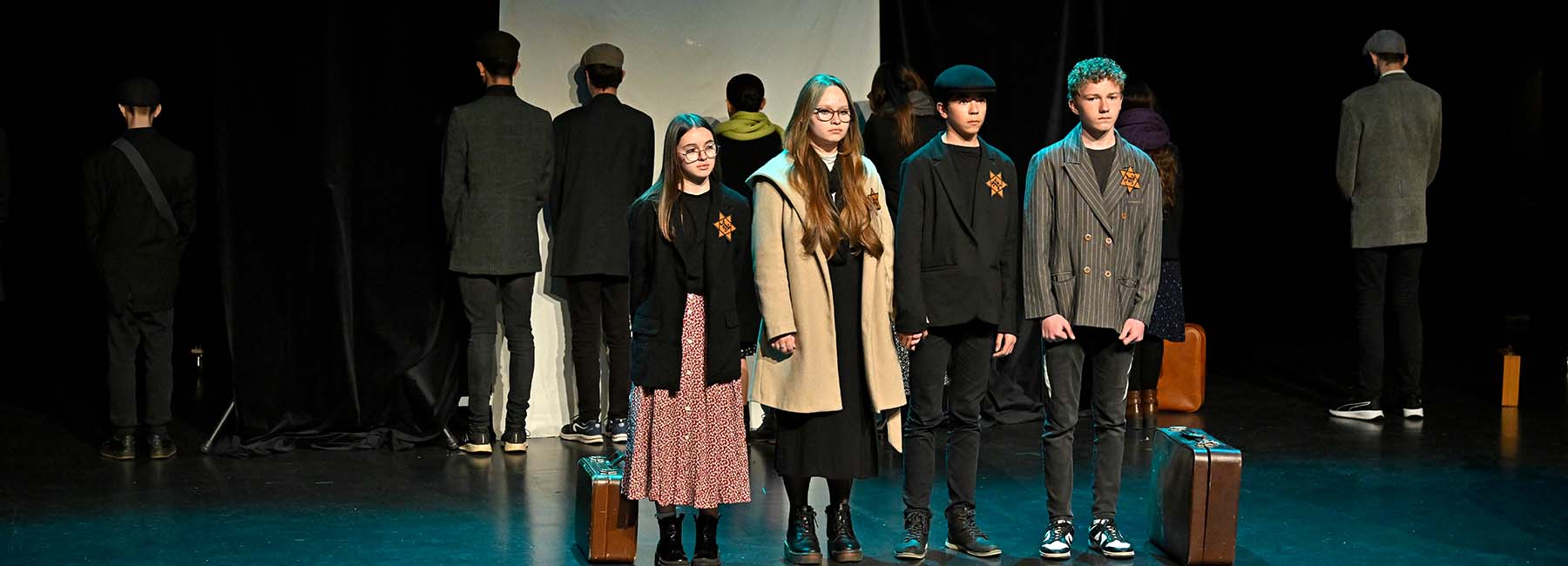 Collégiens sur scène racontant la Shoah en Anjou