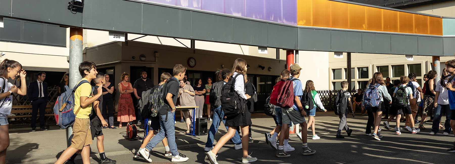 Collégiens faisant leur rentrée scolaire