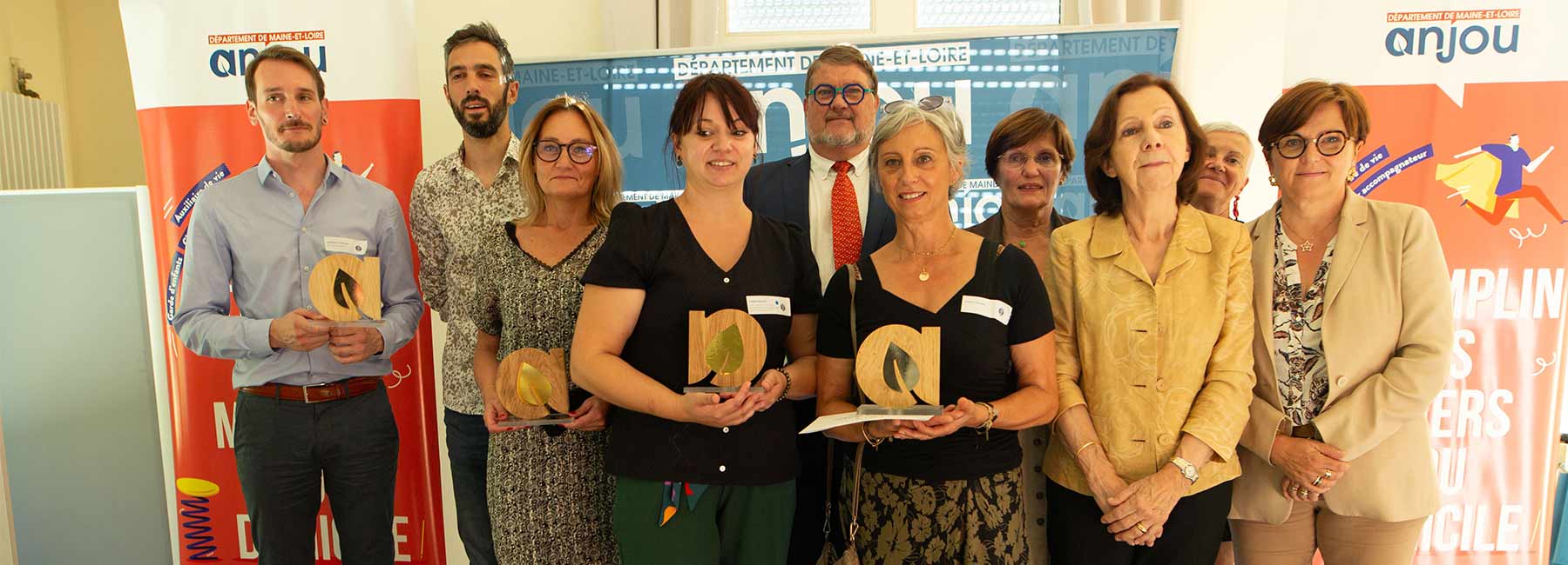 Photo de groupe des lauréats des Trophées des métiers du domicile 2023