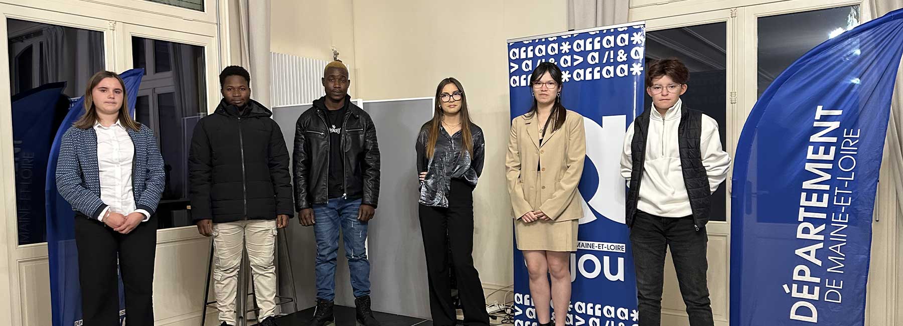 Photo de groupe des jeunes diplômés suivis par les services de la protection de l’enfance