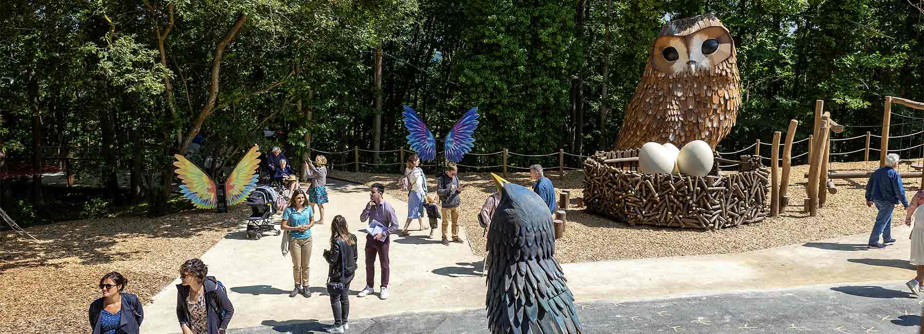 Visiteurs dans les allées de Terra Botanica