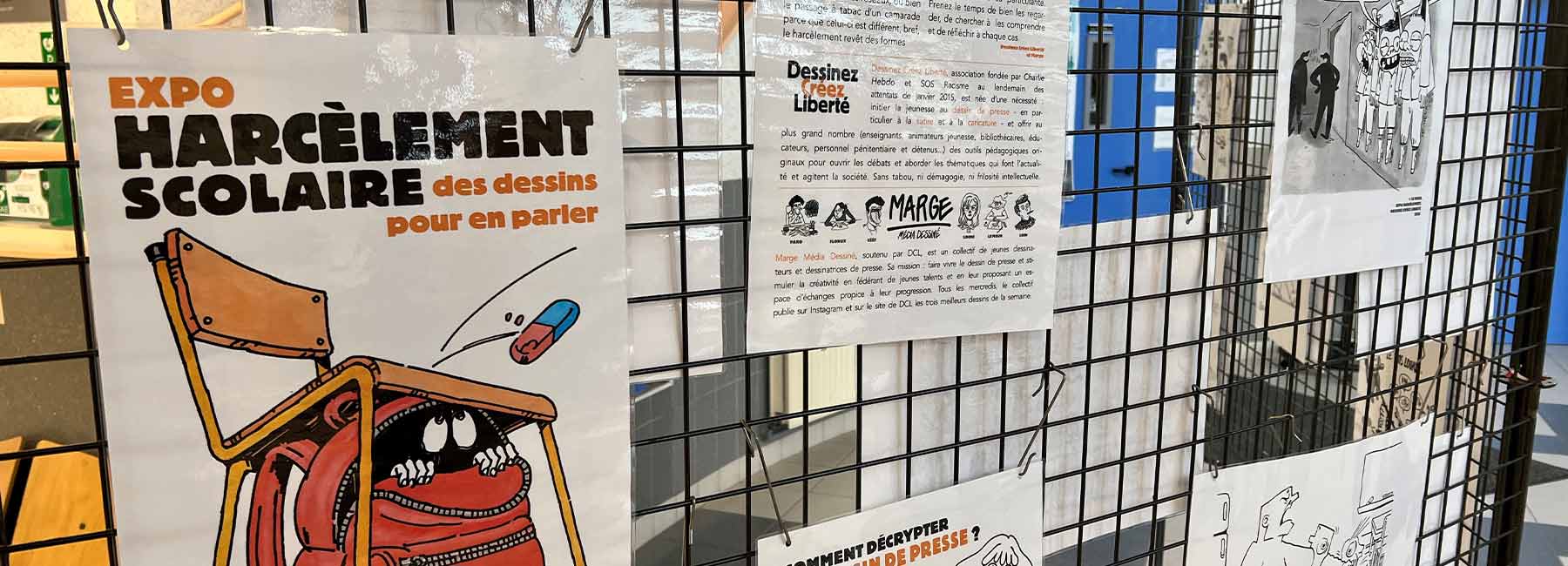 Vue globale d'une exposition de dessins sur le harcèlement scolaire