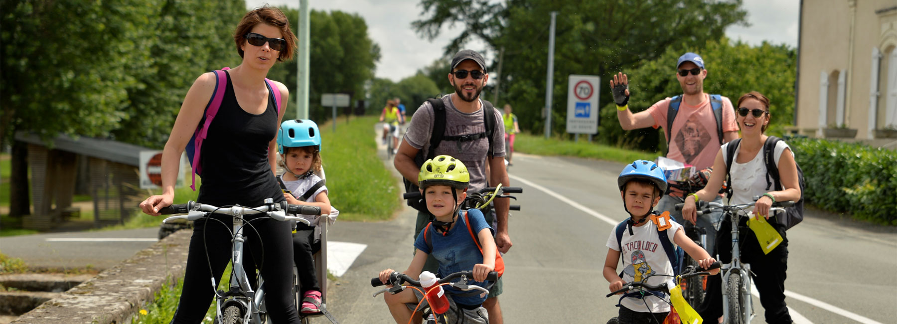 Enfants et adultes à vélo lors de la Fête du Vélo