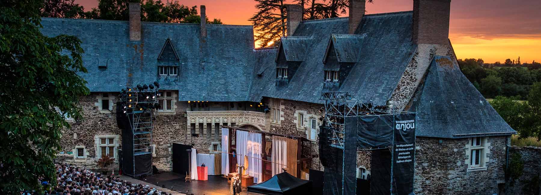 Vue en hauteur de la scène du Festival d'Anjou dans la cour du château du Plessis-Macé