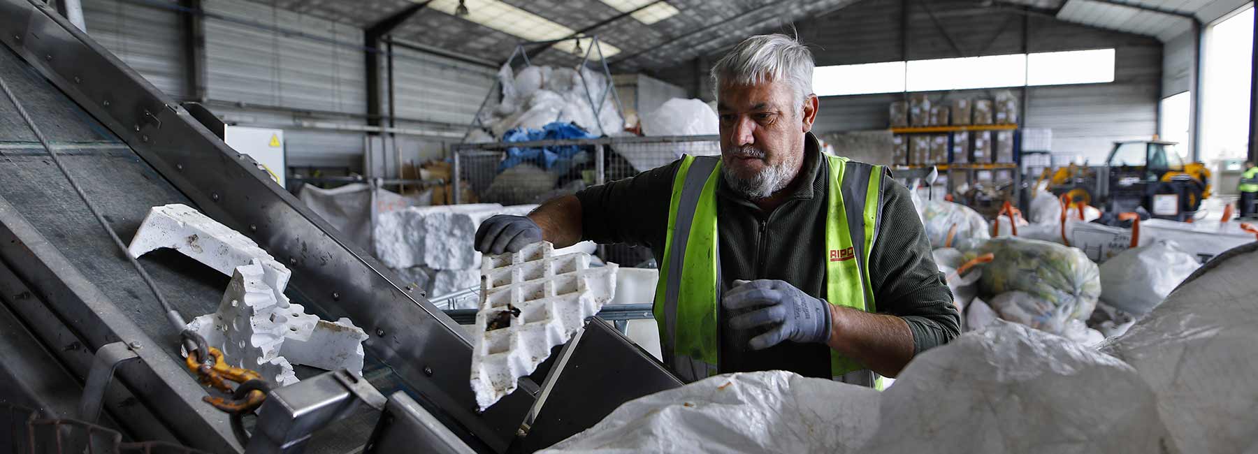 Personne travaillant dans une usine