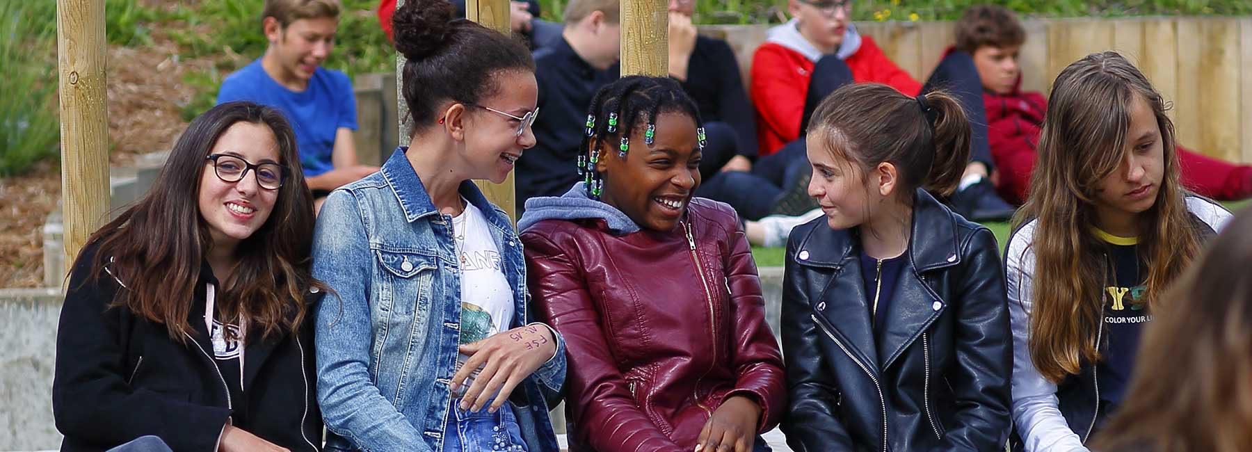 Portrait de groupe de cinq collégiennes