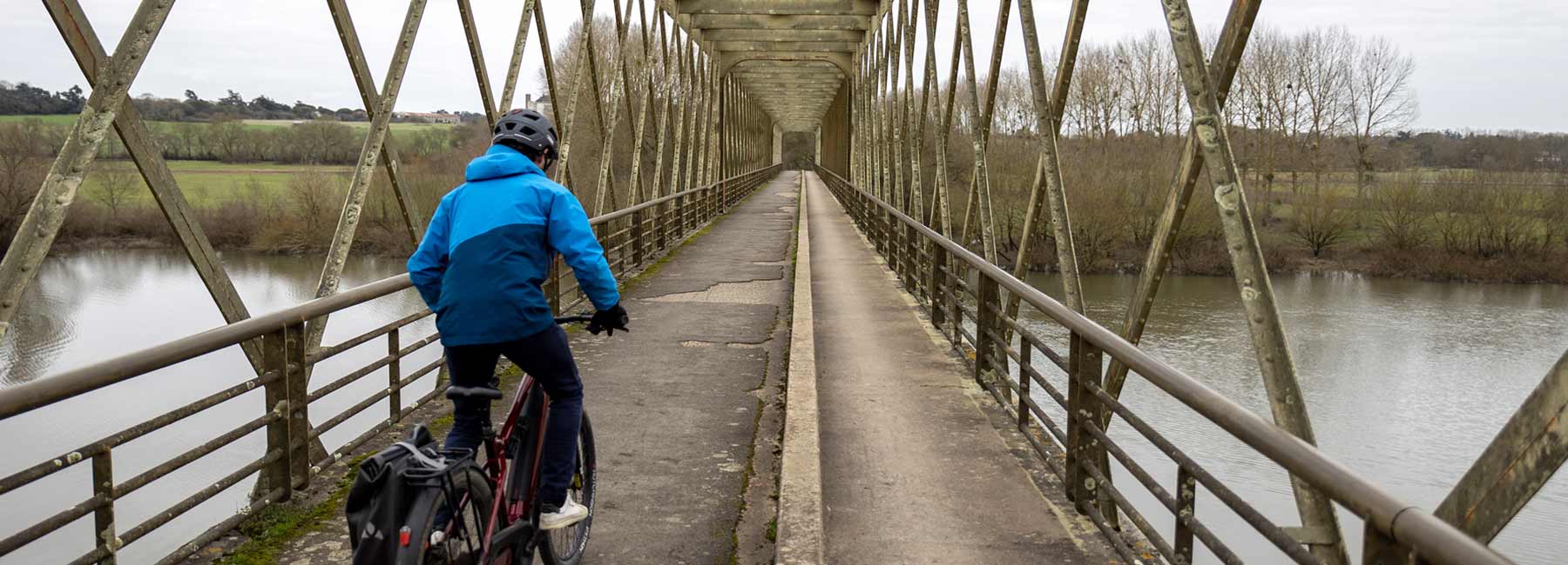 Cycliste sur le pont de Pruniers