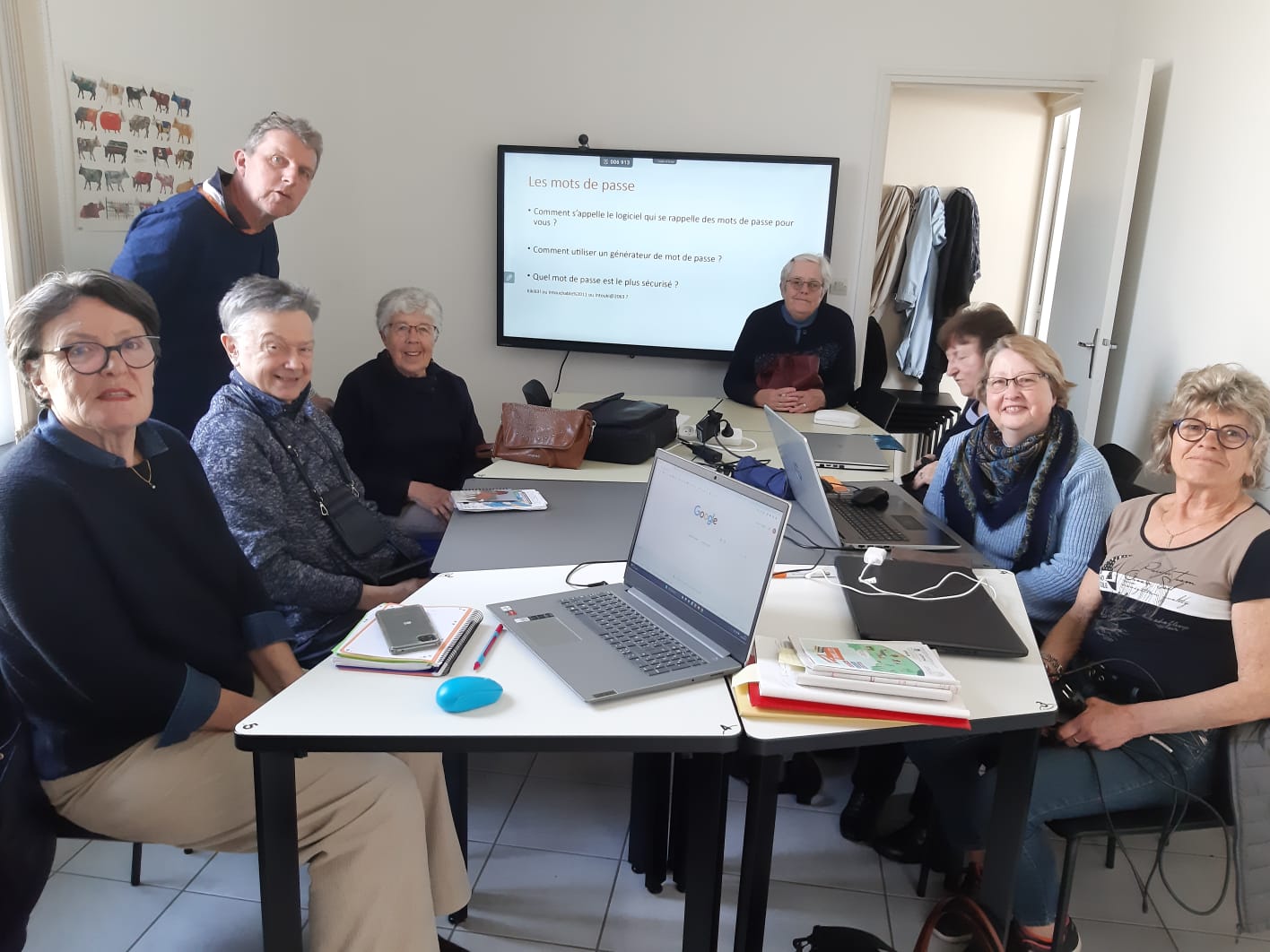 Groupe de personnes lors d'un atelier informatique