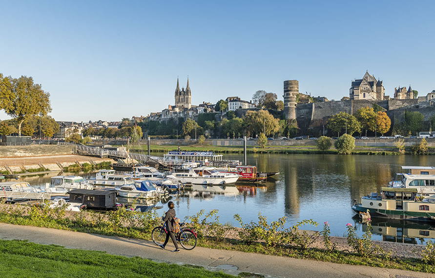 Vue des quais à bateaux d'Angers donnant sur le château et la cathédrale