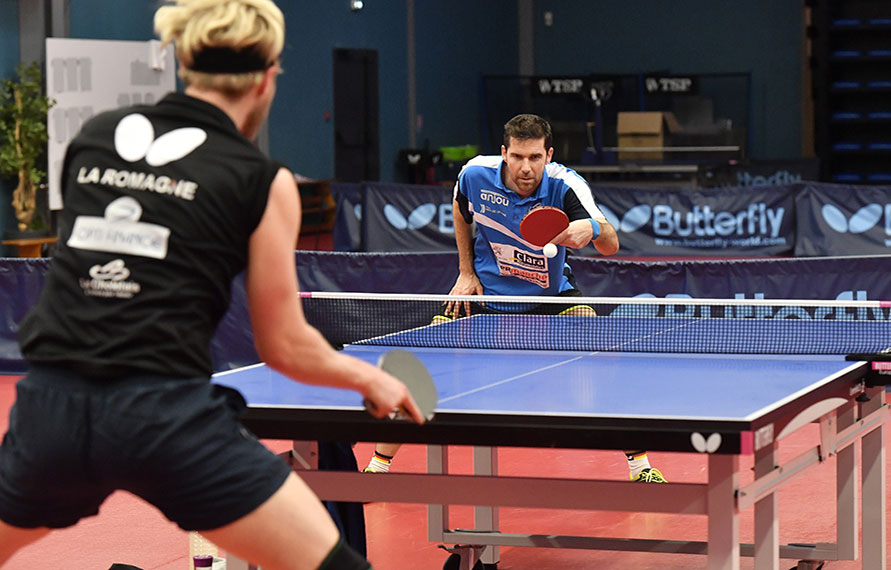 Joueurs de ping-pong autour d'une table