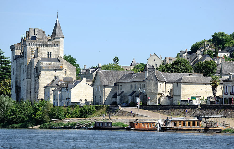 Vue de l'abbaye de Montsoreau depuis la Loire