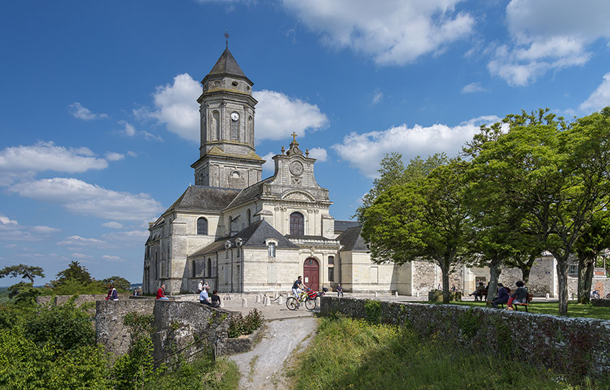 Vue extérieure de l'abbaye de Saint-Florent-le-Vieil