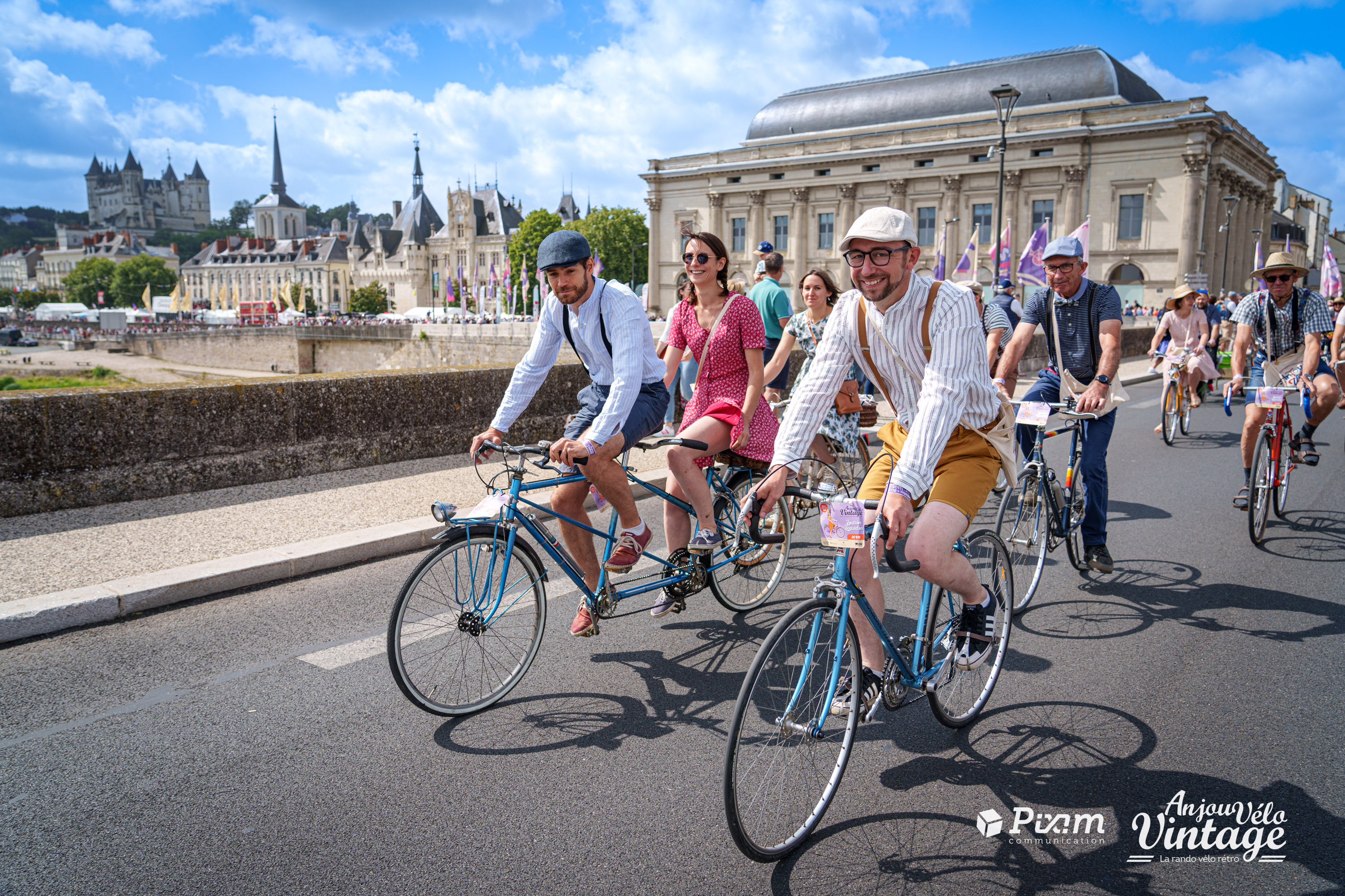 Groupe de cyclistes lors d'Anjou vélo vintage