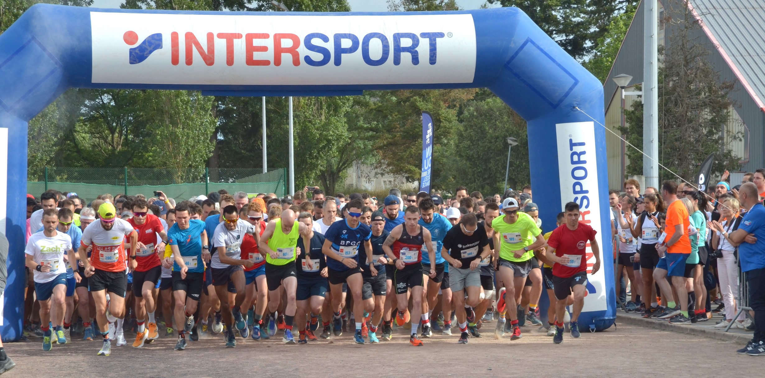 Sportifs s'élançant lors du départ d'un marathon