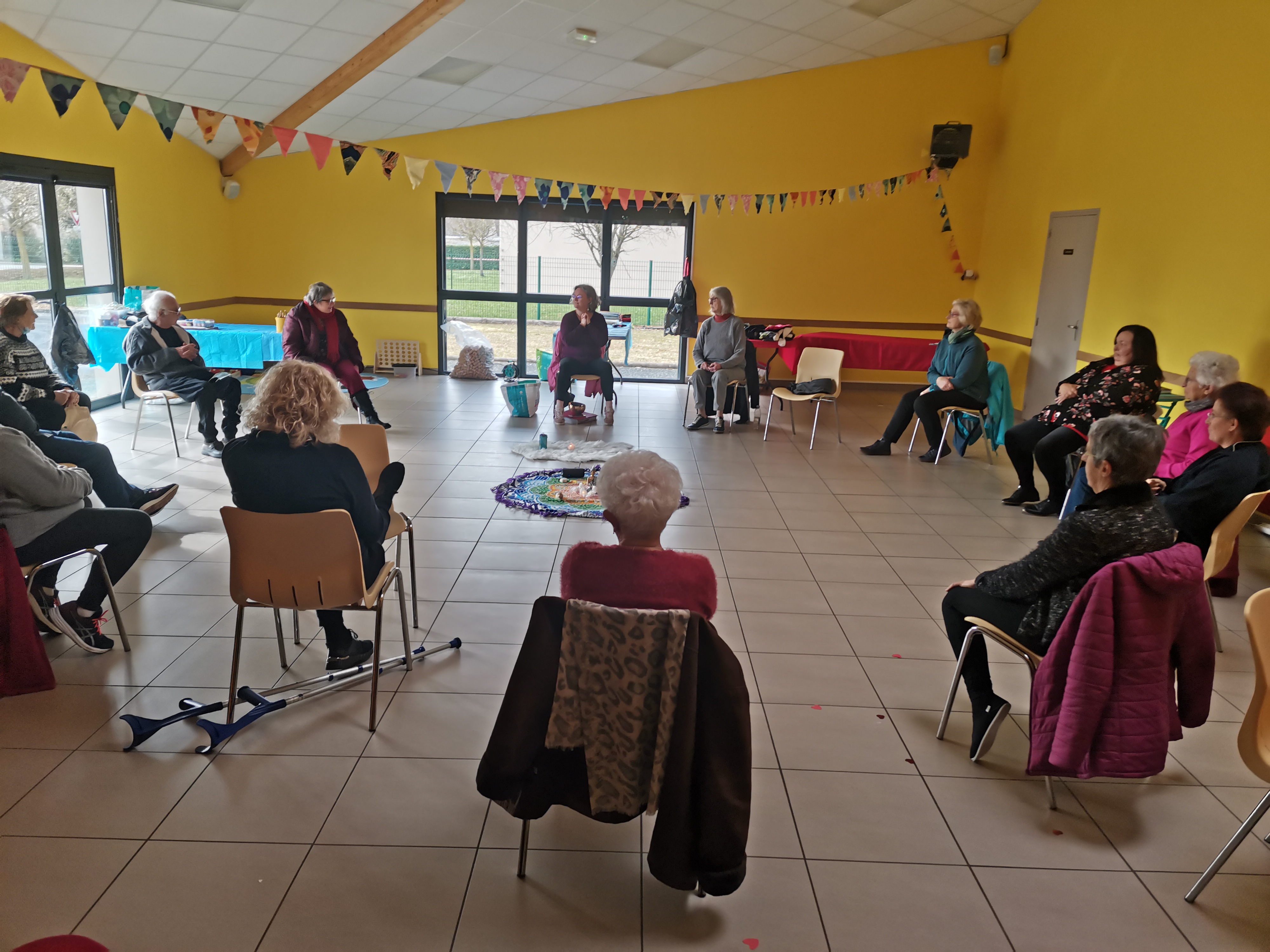 Groupe faisant du yoga sur chaise