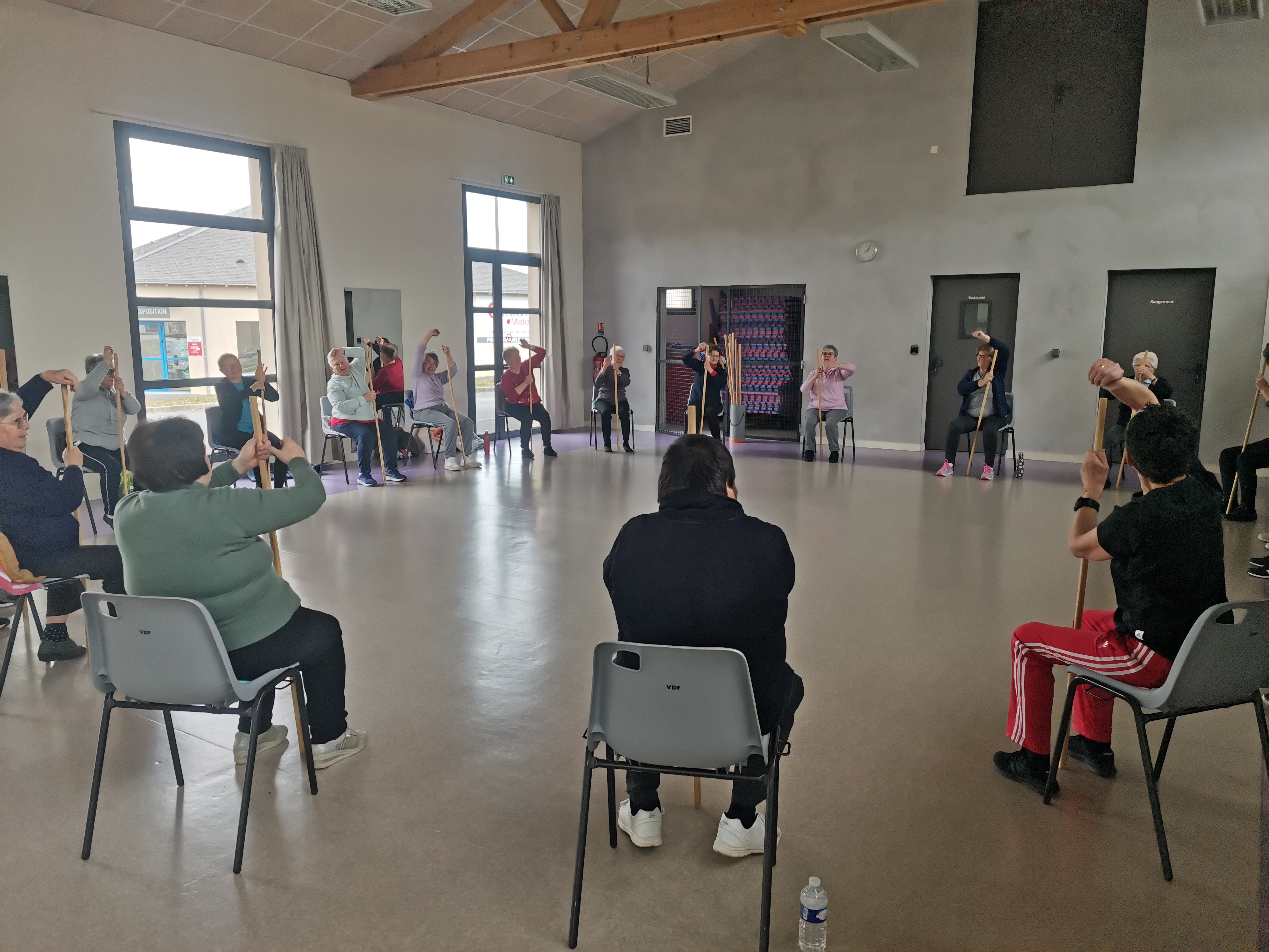 Groupe faisant de la gym sur chaise