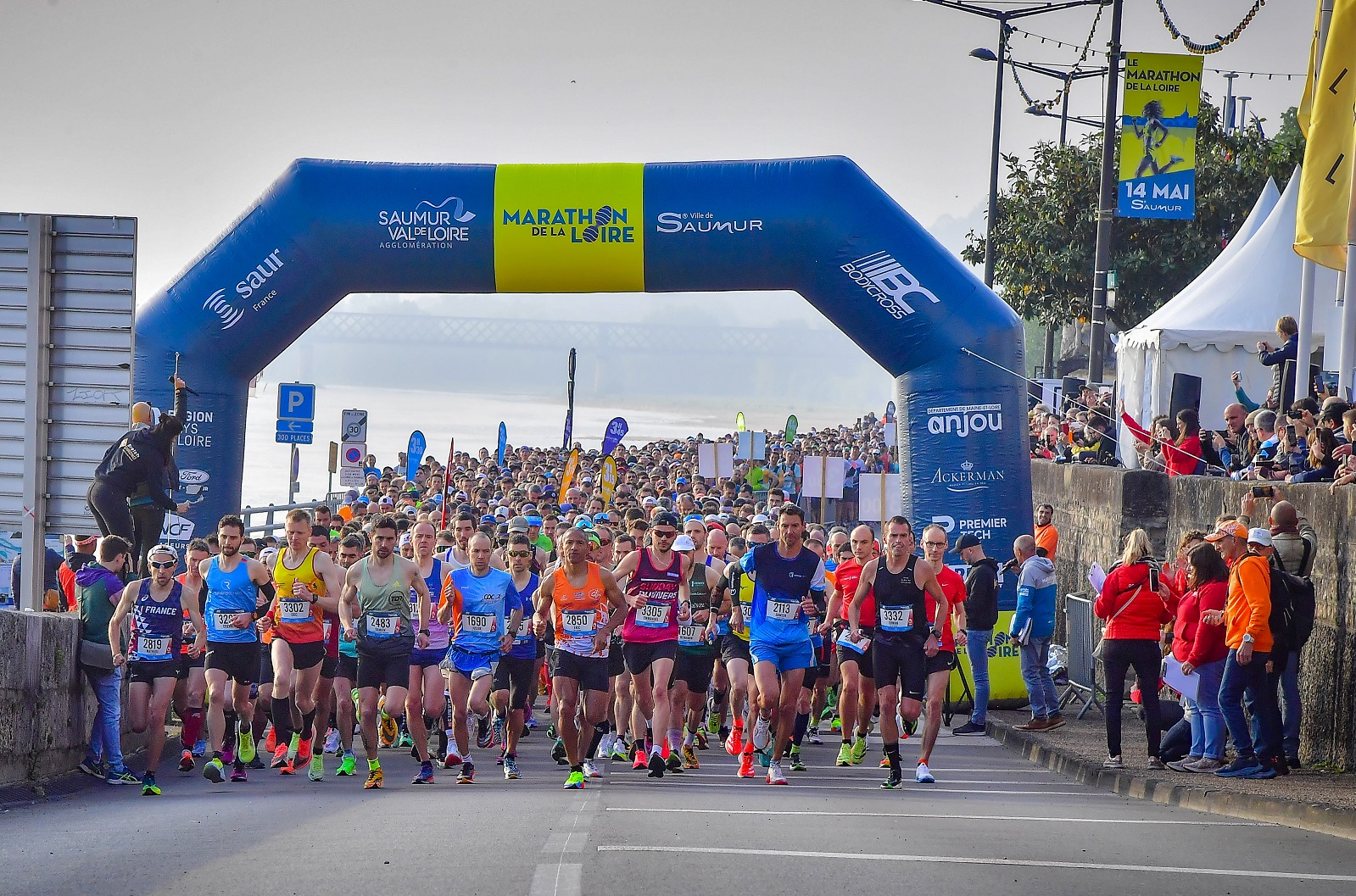 Coureurs s'élançant au départ du marathon de la Loire