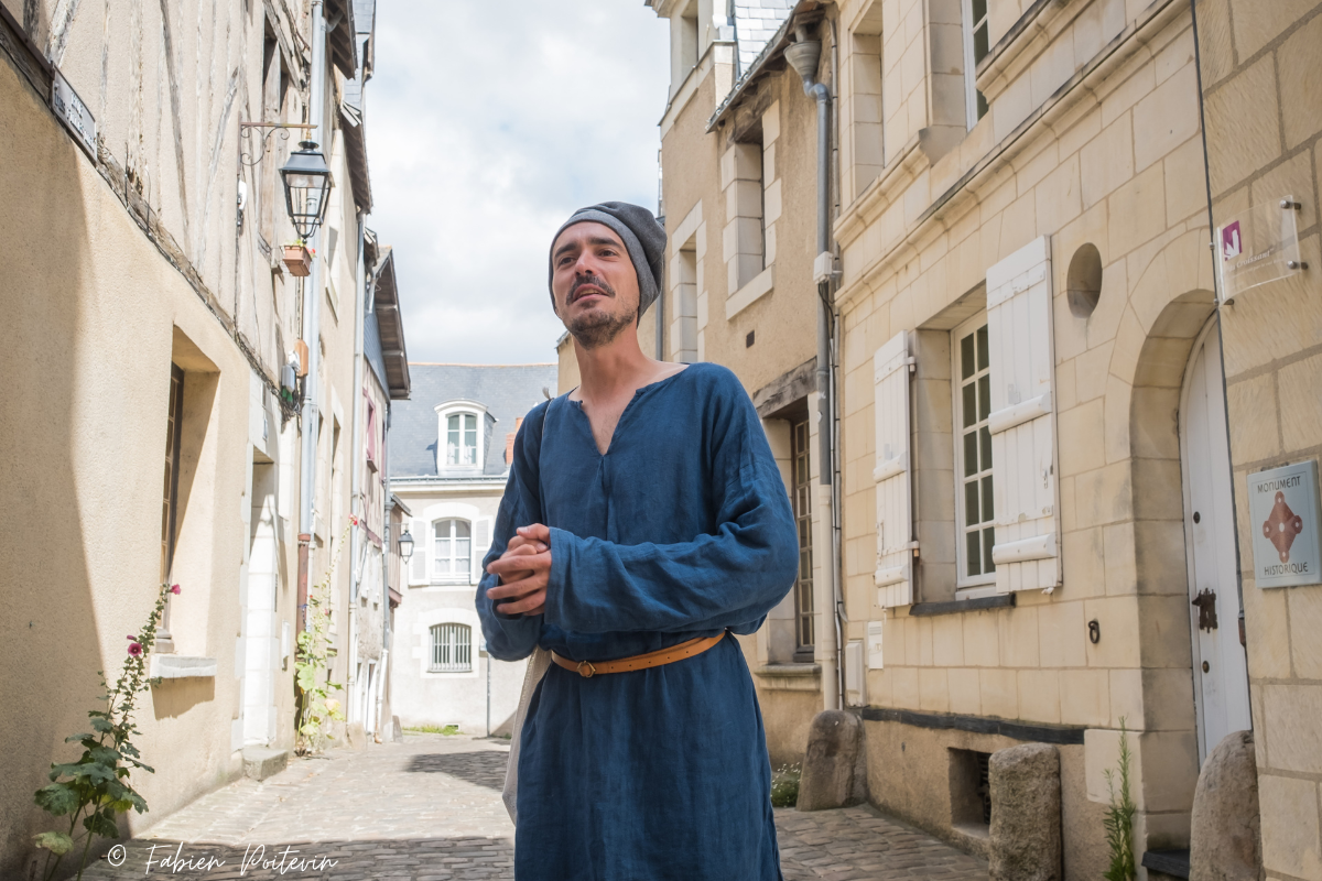 Homme en costume médiéval dans les rues d'Angers