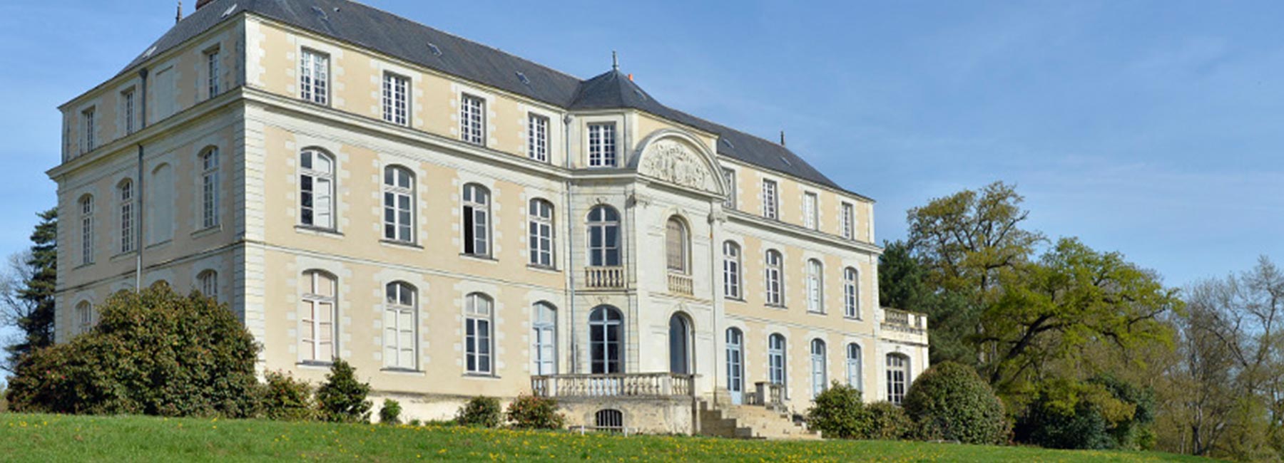 Façade du château de l'Isle-Briand