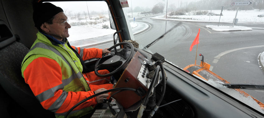 route départementale sous la neige