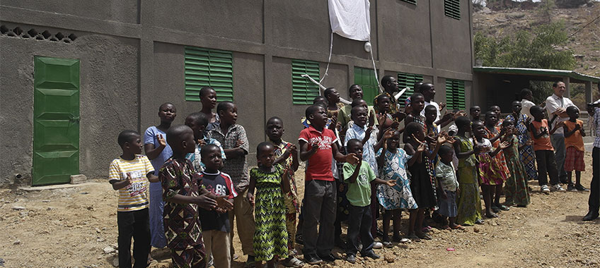 Action de solidarité internationale financée par le Département de Maine-et-Loire au Togo (scolarisation et soin des enfants)