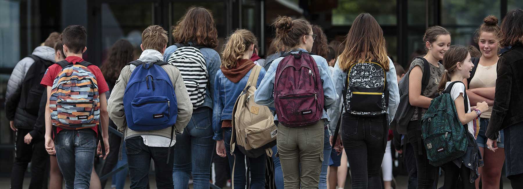 Groupe de collégiens de dos