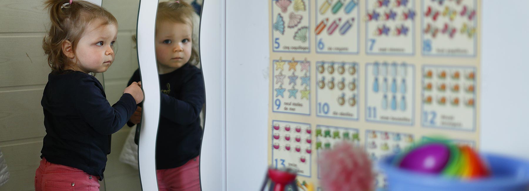 Enfant dans une salle de jeux