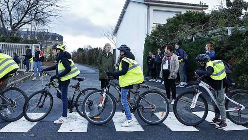 Collégiens à vélo lors d'une animation de sécurité routière