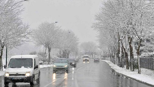 Véhicules sur une route enneigée