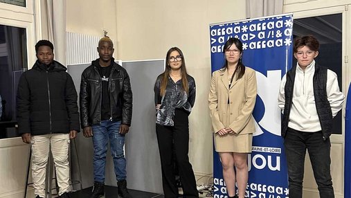 Photo de groupe des jeunes diplômés suivis par les services de la protection de l’enfance