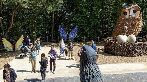 Visiteurs dans les allées de Terra Botanica