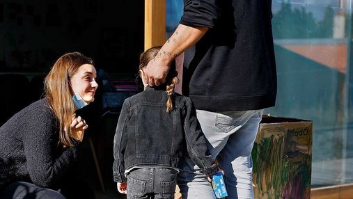 Rencontre en un enfant et une professionnelle de la petite enfance