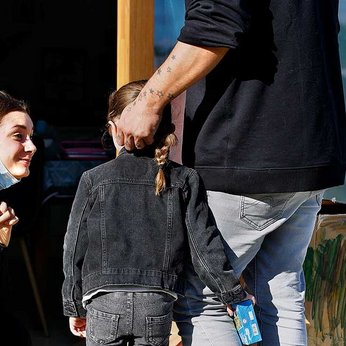 Rencontre en un enfant et une professionnelle de la petite enfance