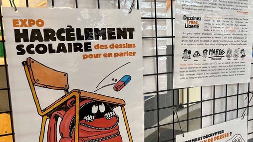 Vue globale d'une exposition de dessins sur le harcèlement scolaire