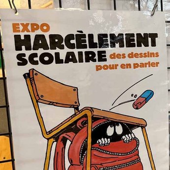 Vue globale d'une exposition de dessins sur le harcèlement scolaire