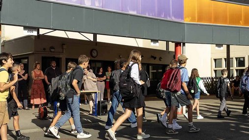 Collégiens faisant leur rentrée scolaire