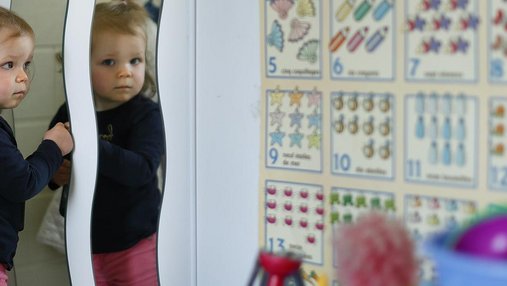 Enfant dans une salle de jeux